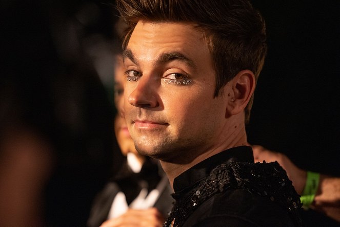 The Other Two - Season 2 - Pat Gets an Offer to Host "Tic Tac Toe" - Photos - Drew Tarver