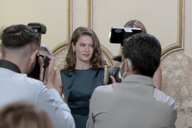 Girl in the Glass - Episode 2 - Photos - Burcu Biricik