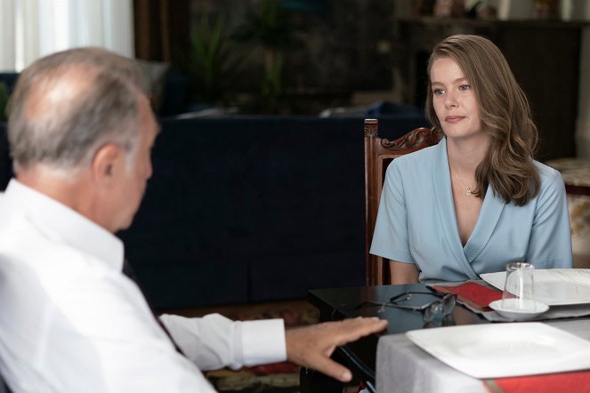 Girl in the Glass - Episode 2 - Photos - Burcu Biricik