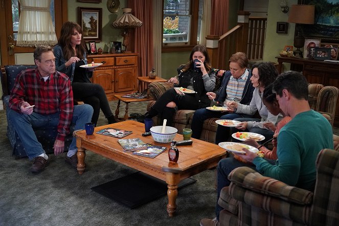 The Conners - Trucking Live in Front of a Fully Vaccinated Studio Audience - Filmfotók - John Goodman, Katey Sagal, Emma Kenney, Laurie Metcalf, Sara Gilbert