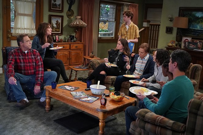The Conners - Season 4 - Trucking Live in Front of a Fully Vaccinated Studio Audience - Filmfotók - John Goodman, Katey Sagal, Emma Kenney, Ames McNamara, Laurie Metcalf, Sara Gilbert