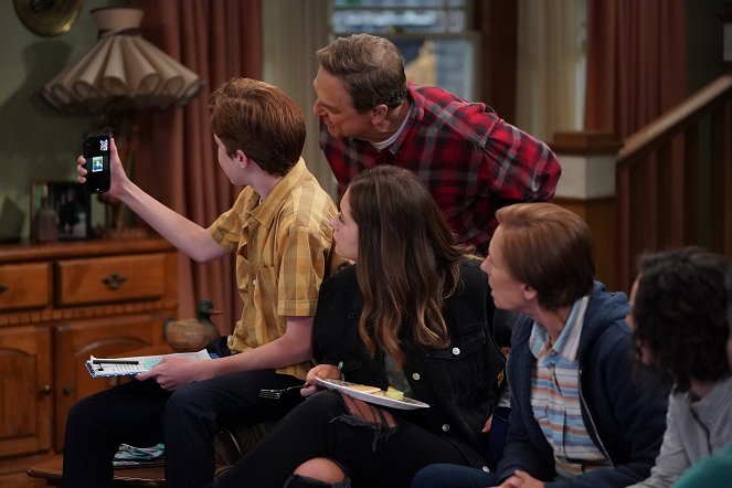 The Conners - Season 4 - Trucking Live in Front of a Fully Vaccinated Studio Audience - Photos - John Goodman, Emma Kenney, Laurie Metcalf