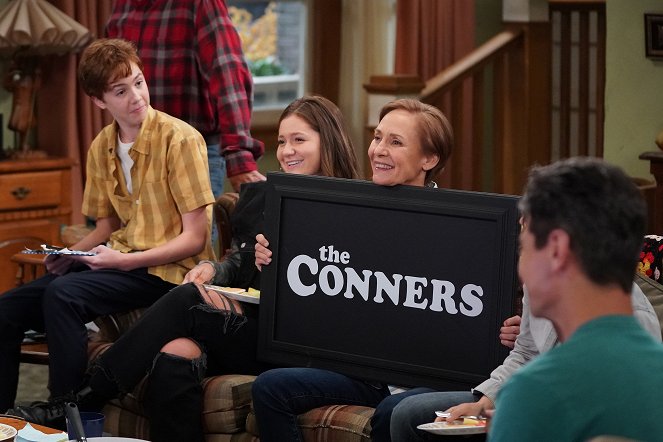 The Conners - Season 4 - Trucking Live in Front of a Fully Vaccinated Studio Audience - Kuvat elokuvasta - Ames McNamara, Emma Kenney, Laurie Metcalf