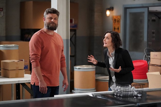 The Conners - Season 4 - Trucking Live in Front of a Fully Vaccinated Studio Audience - Photos - Jay R. Ferguson, Sara Gilbert