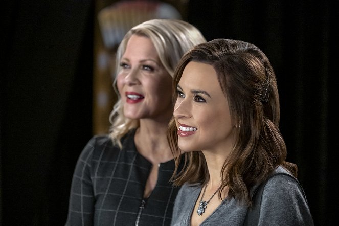 Crossword Mysteries: Riddle Me Dead - Photos - Barbara Niven, Lacey Chabert