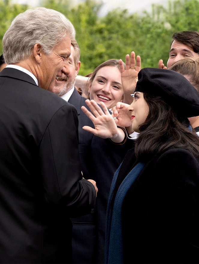 American Crime Story - The President Kissed Me - Van film - Clive Owen, Beanie Feldstein