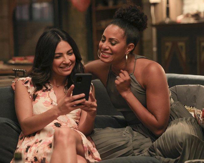 A Million Little Things - Game Night - Photos - Floriana Lima, Christina Moses