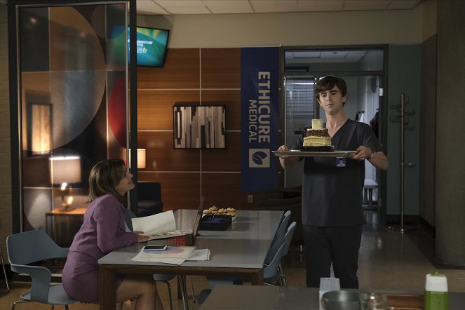 The Good Doctor - Piece of Cake - Photos - Paige Spara, Freddie Highmore