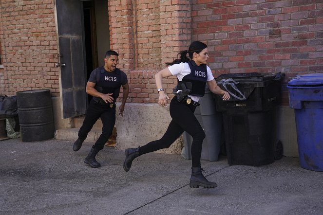 NCIS - Tengerészeti helyszínelők - Season 19 - Majdnem elhunyt - Filmfotók - Wilmer Valderrama, Katrina Law