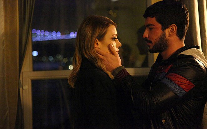 İnsanlık Suçu - Episode 2 - De la película - Gizem Karaca, Kaan Yıldırım