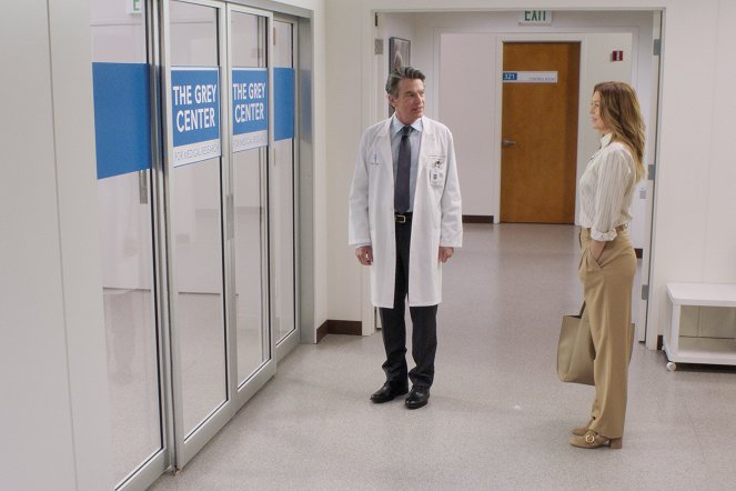 Grey's Anatomy - Season 18 - Here Comes the Sun - Photos - Peter Gallagher, Ellen Pompeo
