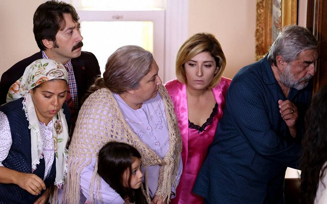 Altınsoylar - Episode 2 - De la película - Şebnem Bozoklu, Cihat Tamer