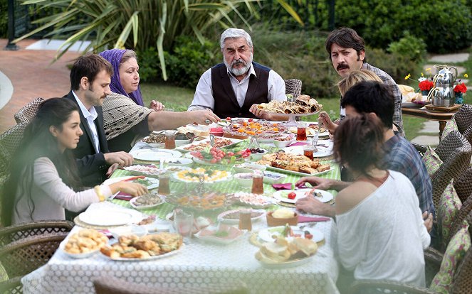 Altınsoylar - Episode 2 - De la película - Cihat Tamer