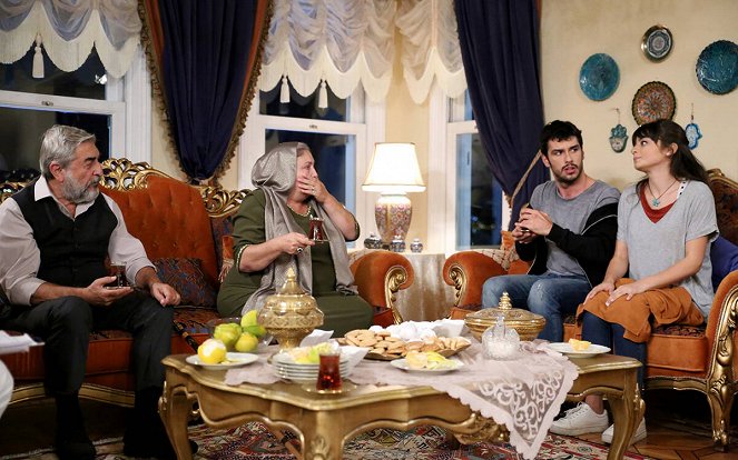 Altınsoylar - Episode 2 - Kuvat elokuvasta - Aras Aydın, Ayça Aysin Turan