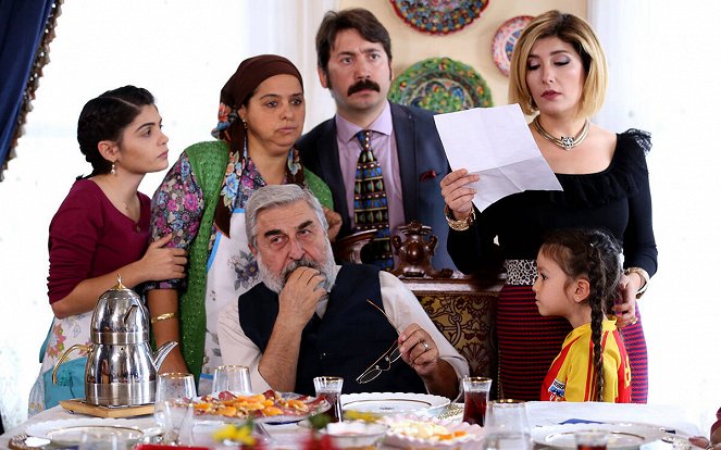 Altınsoylar - Episode 3 - De la película - Cihat Tamer, Şebnem Bozoklu