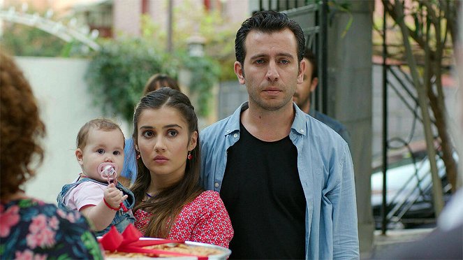 Ver Elini Aşk - Episode 4 - De la película - Gülsün Sare Fil, Sevda Erginci, Ali İl
