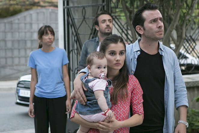 Ver Elini Aşk - Episode 4 - Filmfotos - Gülsün Sare Fil, Sevda Erginci, Ali İl