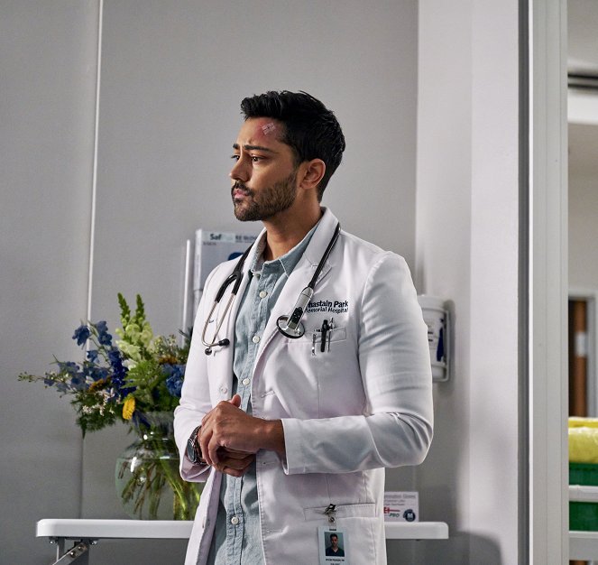 The Resident - The Long and Winding Road - Van film - Manish Dayal
