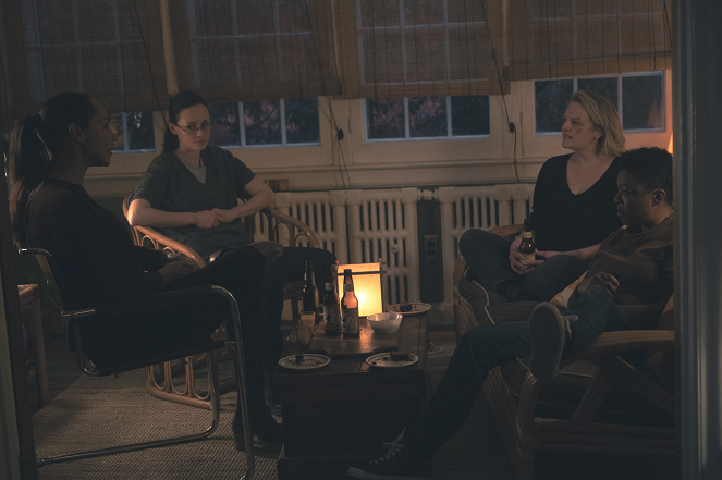 Opowieść podręcznej - Season 4 - Home - Z filmu - Amanda Brugel, Alexis Bledel, Elisabeth Moss, Samira Wiley