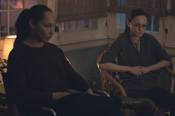 The Handmaid's Tale - Home - Photos - Amanda Brugel, Alexis Bledel