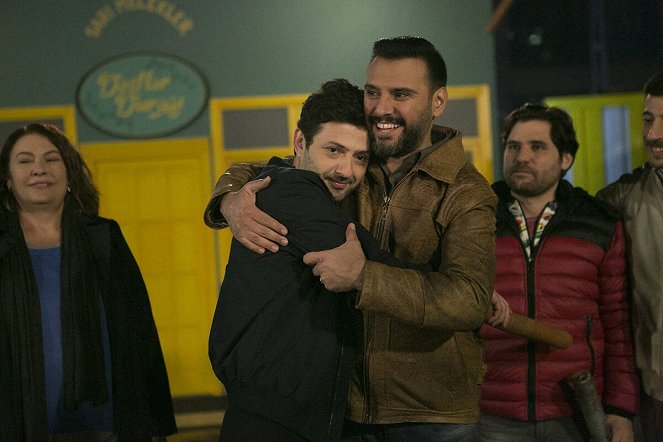 Dostlar Mahallesi - Episode 1 - De la película - Inan Ulas Torun, Ali Şan