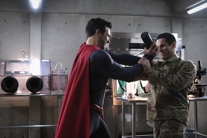 Superman and Lois - Holding the Wrench - Film - Tyler Hoechlin