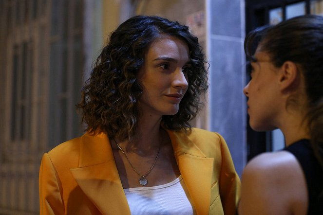 Twist of Fate - Episode 15 - Photos - Aslı Sümen