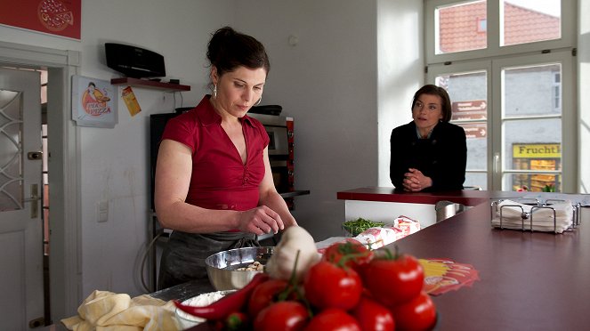 SOKO Wismar - Kalte Pizza - Filmfotók - Yasmina Djaballah, Claudia Schmutzler