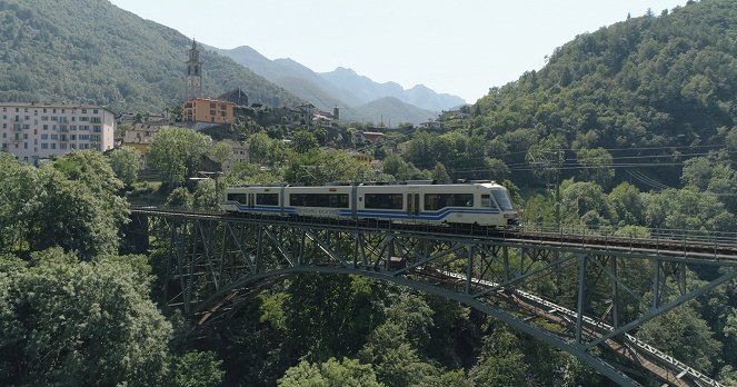Traumhafte Bahnstrecken der Schweiz - Im Centovalli Express von Locarno nach Domodossola - Kuvat elokuvasta
