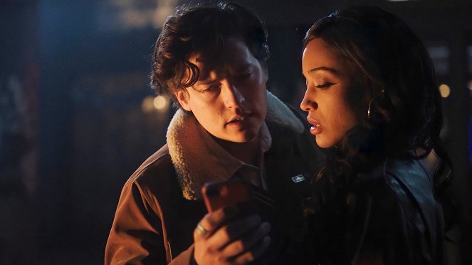 Riverdale - Chapter Ninety-Five: Riverdale: RIP (?) - Photos - Cole Sprouse, Erinn Westbrook
