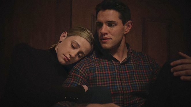 Riverdale - Chapter Ninety-Four: Next to Normal - Photos - Lili Reinhart, Casey Cott