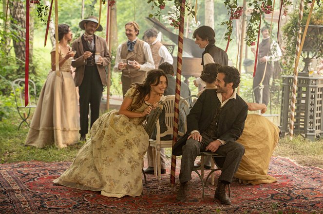 Eiffel in Love - Filmfotos - Emma Mackey, Romain Duris