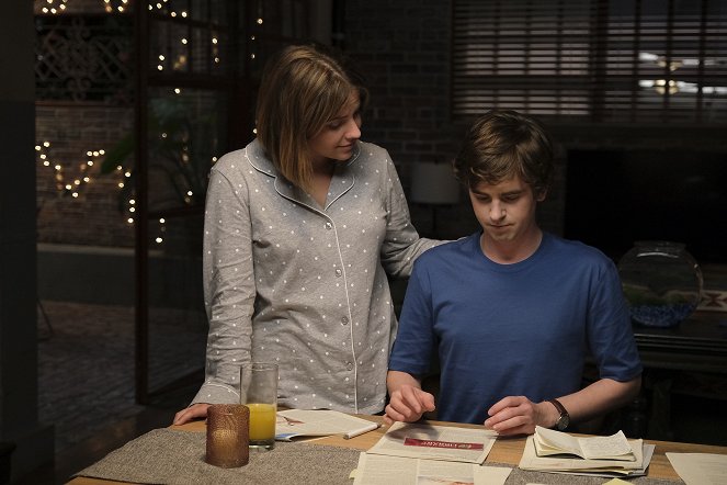 The Good Doctor - Measure of Intelligence - Photos - Paige Spara, Freddie Highmore