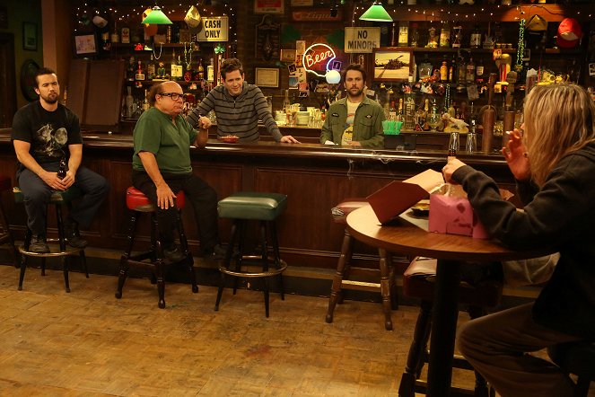 It's Always Sunny in Philadelphia - Season 9 - Selbstverachtung - Filmfotos - Rob McElhenney, Danny DeVito, Glenn Howerton, Charlie Day