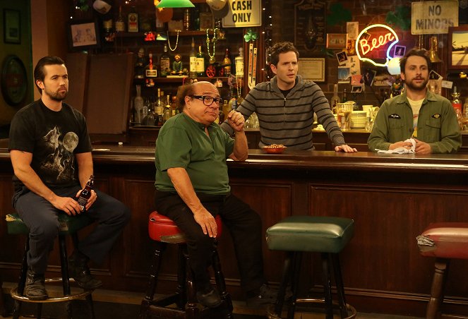 It's Always Sunny in Philadelphia - Season 9 - Selbstverachtung - Filmfotos - Rob McElhenney, Danny DeVito, Glenn Howerton, Charlie Day