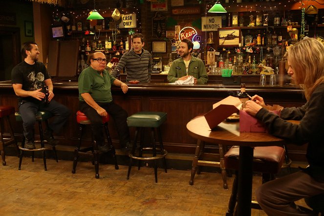 It's Always Sunny in Philadelphia - Season 9 - Selbstverachtung - Filmfotos - Rob McElhenney, Danny DeVito, Glenn Howerton, Charlie Day, Kaitlin Olson