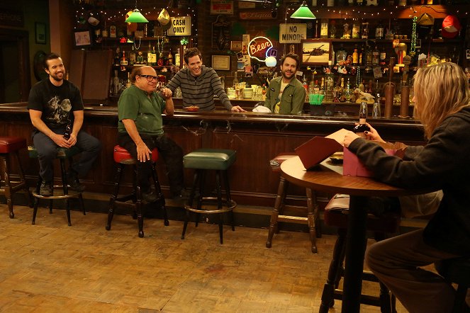 Felhőtlen Philadelphia - The Gang Broke Dee - Filmfotók - Rob McElhenney, Danny DeVito, Glenn Howerton, Charlie Day, Kaitlin Olson