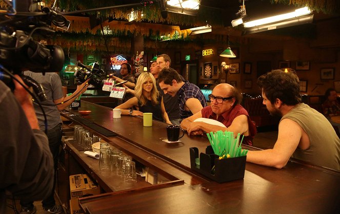It's Always Sunny in Philadelphia - Season 9 - Macův den - Z natáčení - Kaitlin Olson, Glenn Howerton, Danny DeVito