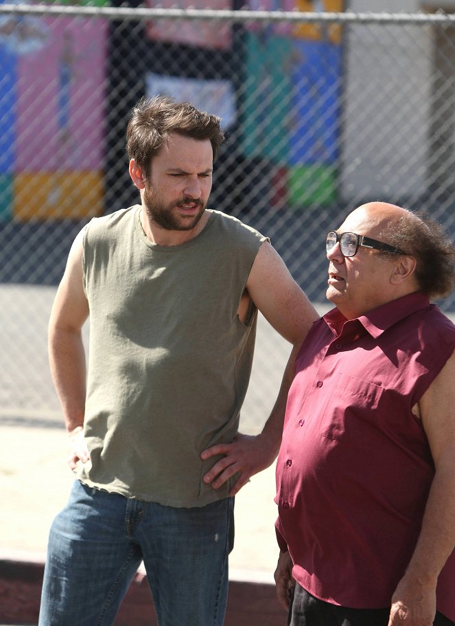 Felhőtlen Philadelphia - Mac Day - Filmfotók - Charlie Day, Danny DeVito