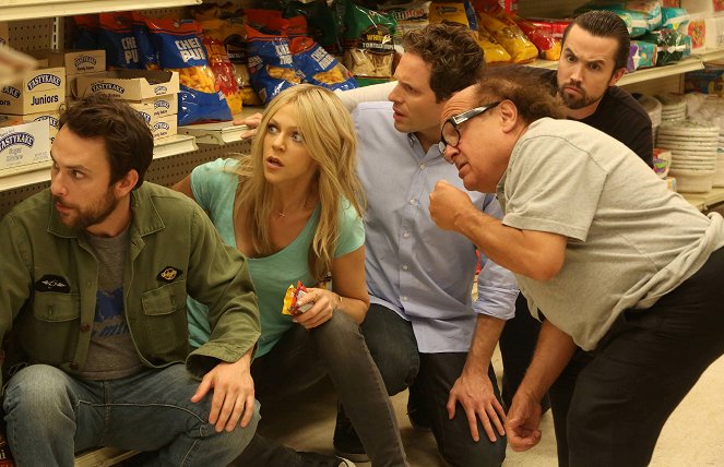 It's Always Sunny in Philadelphia - The Gang Saves the Day - Photos - Charlie Day, Kaitlin Olson, Glenn Howerton, Danny DeVito, Rob McElhenney