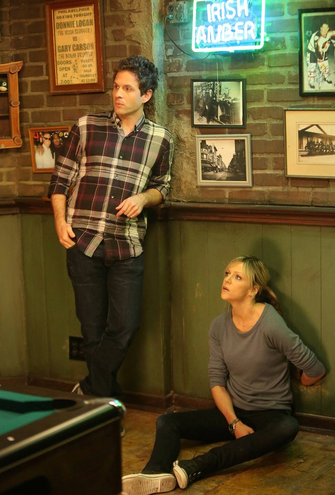 It's Always Sunny in Philadelphia - Season 9 - Flowers for Charlie - Photos - Glenn Howerton, Kaitlin Olson