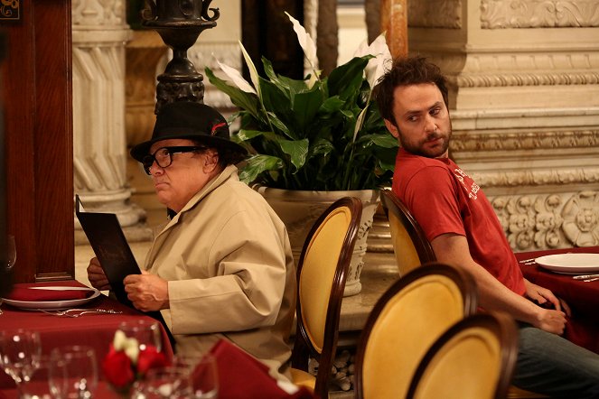 It's Always Sunny in Philadelphia - The Gang Spies Like U.S. - Photos - Danny DeVito, Charlie Day