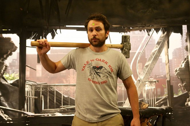 It's Always Sunny in Philadelphia - Ass Kickers United: Mac a Charlie se připojují ke kultu - Z filmu - Charlie Day