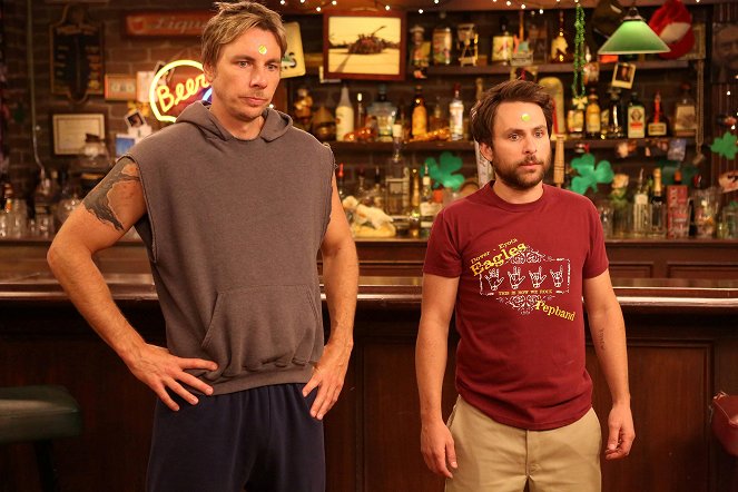 It's Always Sunny in Philadelphia - Season 10 - Arschtreter: Mac und Charlie schließen sich einer Sekte an - Filmfotos - Charlie Day