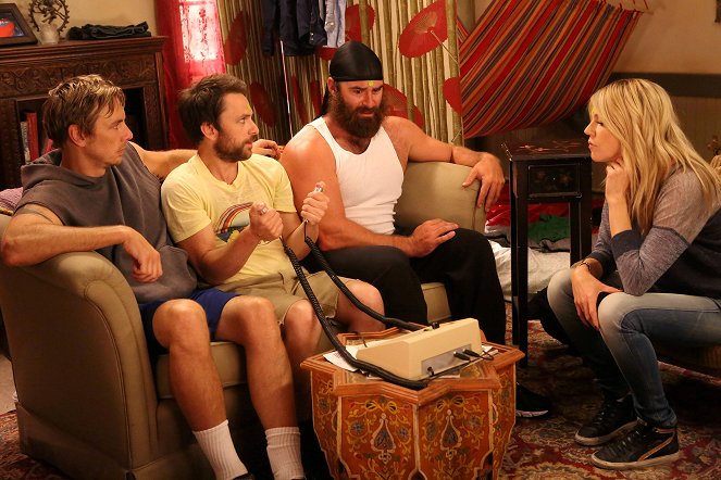 It's Always Sunny in Philadelphia - Ass Kickers United: Mac and Charlie Join a Cult - Z filmu - Charlie Day, Kaitlin Olson