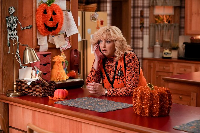 The Goldbergs - The Hunt for the Great Albino Pumpkin - Photos - Wendi McLendon-Covey