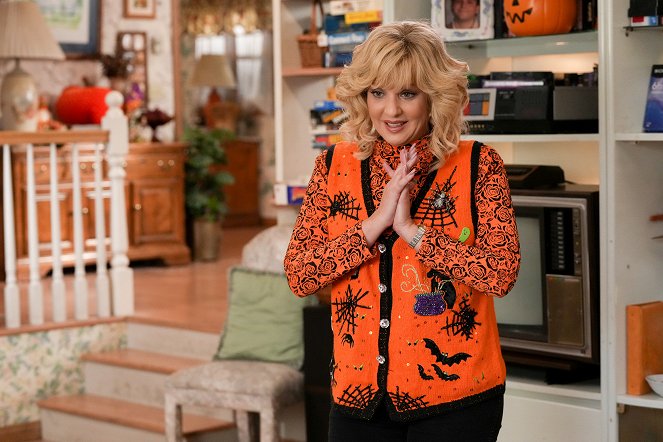 The Goldbergs - The Hunt for the Great Albino Pumpkin - Photos - Wendi McLendon-Covey