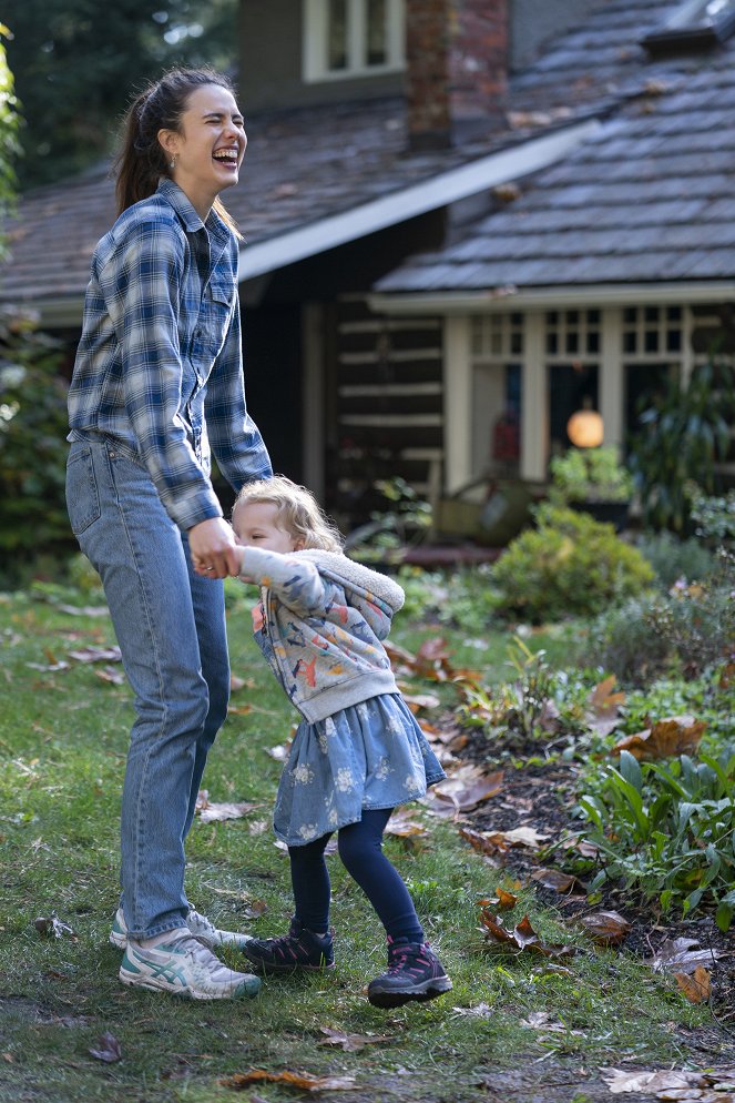 Maid - Dollar Store - Photos - Margaret Qualley, Rylea Nevaeh Whittet