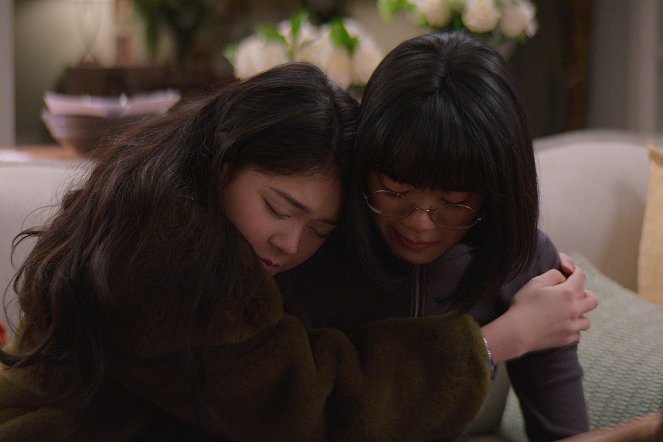 Klub Opiekunek - Claudia i smutne pożegnanie - Z filmu - Momona Tamada, Aya Furukawa