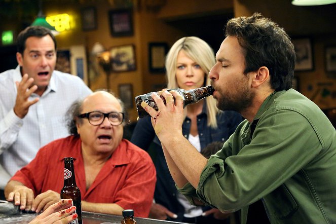 It's Always Sunny in Philadelphia - Chardee MacDennis 2: Electric Boogaloo - Photos - Danny DeVito, Charlie Day